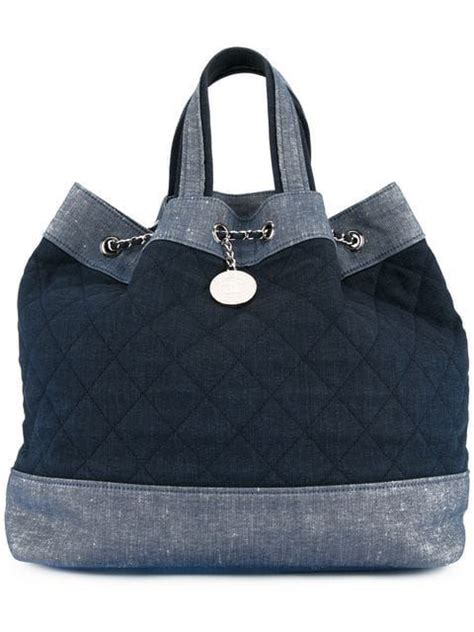 Zaino grande stile urbano trapuntato in denim lavato Chanel Blu